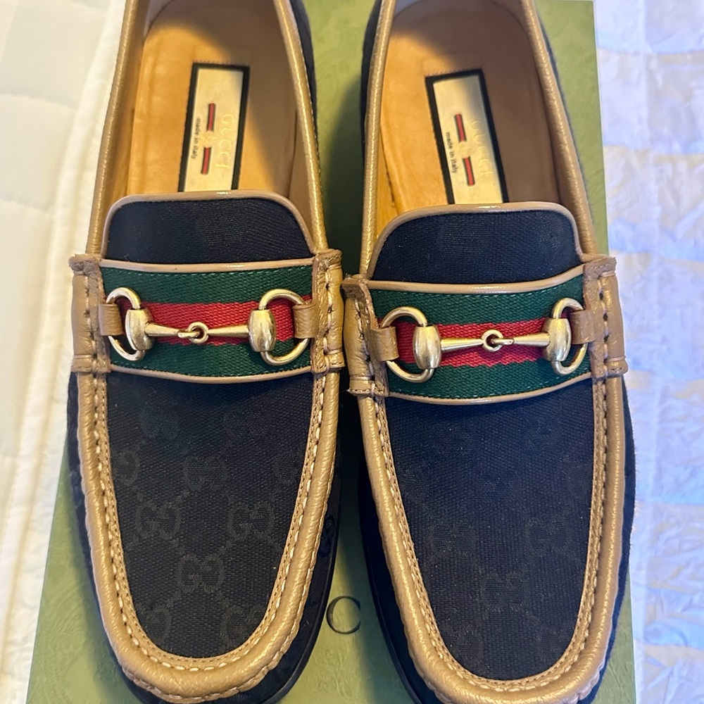 Men’s size 8 black GG loafers with classics Gucci gold horsebit